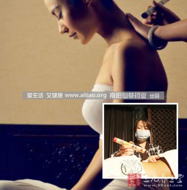 足三里穴是位于外膝的下3寸、脛骨外側(cè)一橫指左右的位置，艾灸10-15分鐘即可，需堅(jiān)持一段時(shí)間，很快可以看到祛濕的效果。